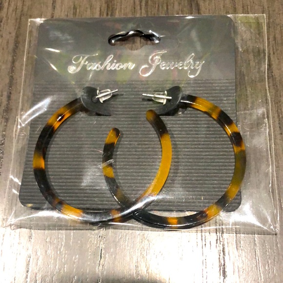 Tortoise Shell Hoop Acrylic Earrings - Picture 9 of 10
